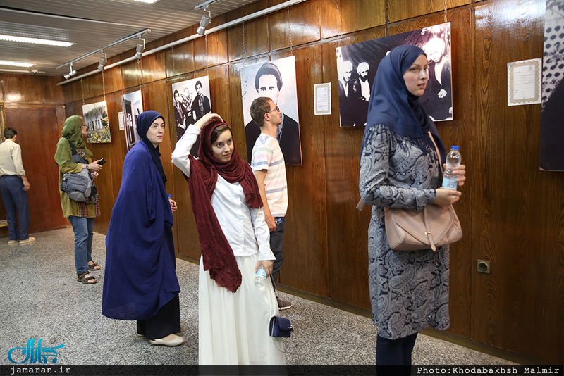 بازدید جمعی از شخصیتهای اجتماعی و فرهنگی کشورهای بوسنی و مقدونیه از بیت امام در جماران