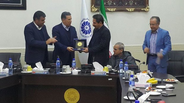 نشان عالی اتاق بازرگانی تبریز به شهردار تبریز اعطا شد