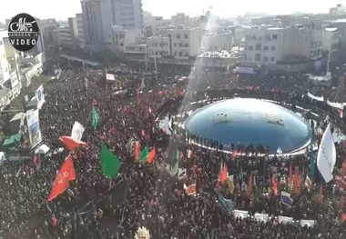 تصویر نمای بالا از حضور میلیون ها تهرانی در میدان انقلاب 