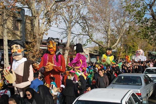 شادپیمایی عروسکهای غول پیکر در کنگاور برگزار شد