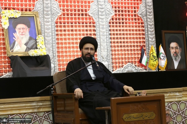 سید علی خمینی: دشمنان خامنه‌ای را ابدی کردند/ رهبری شهید عاشق امام بود و همه هستی خود را از او می‌دانست/ هرکس بخواهد مذاکره کند برای اینکه به صلح با آمریکا برسد، خائن است/ در اتفاق اخیر ما با آمریکا پدرکشتگی پیدا کردیم