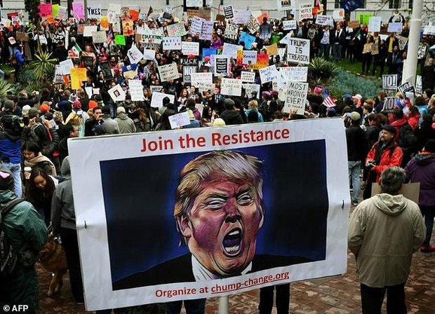ادامه موج اعتراض ها ضد ترامپ در آمریکا/ درگیری پلیس با معترضان+ تصاویر

