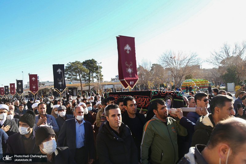 مراسم تشییع مرحوم حاج عیسی جعفری خادم امام خمینی (ره) در حرم حضرت معصومه (س)