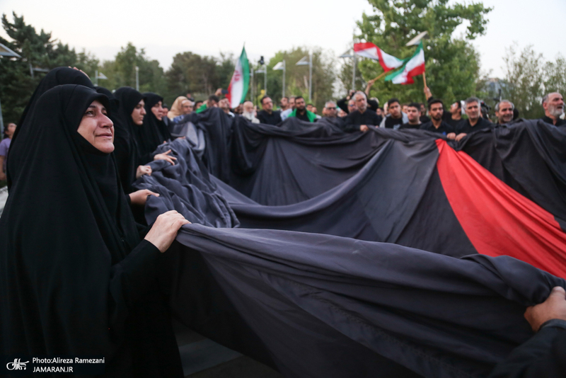 مراسم اهتزاز بزرگترين پرچم عزاداری در تهران