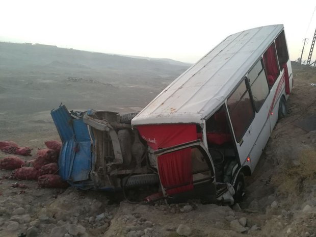 برخورد مینی‌بوس با نیسان در محور "تبریز-ارومیه" 16 مصدوم برجای گذاشت