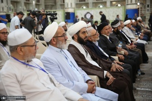 ادای احترام مهمانان خارجی کنفرانس وحدت اسلامی به مقام شامخ حضرت امام خمینی (س)