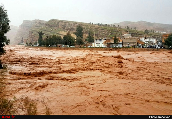 قطع راه‌های روستایی در ۴ شهرستان استان لرستان  کمبود مواد غذایی در برخی روستا‌های محصور در سیل و برف