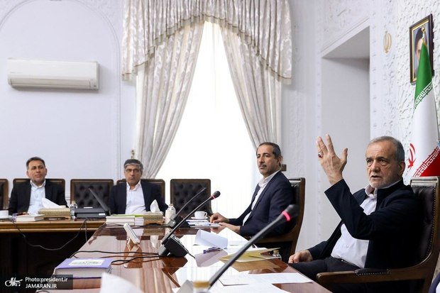 نشست رییس جمهور با استاندار و نمایندگان استان لرستان/ پزشکیان: دولت مصمم به تحول زیرساختی در لرستان با رویکردی متوازن و عادلانه است