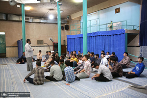 بازدید جمعی از دانش آموزان دبیرستان علوم و معارف خراسان رضئی از بیت امام خمینی (س) در جماران