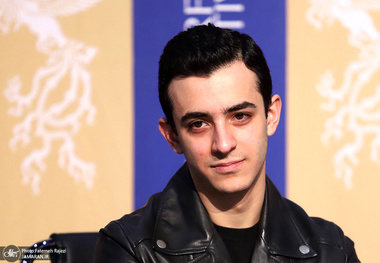 علی شادمان جایزه‌اش را به بازیگر تئاتر زندانی تقدیم کرد