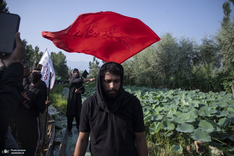 عزاداری سنتی کشمیری‌ها روی قایق