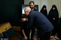 حضور قالیباف در منزل شهید حاجی زاده (10)