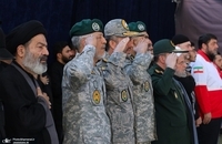 حضور فرزندان رهبر شهید در مراسم اقامه نماز بر پیکر ایشان  (10)
