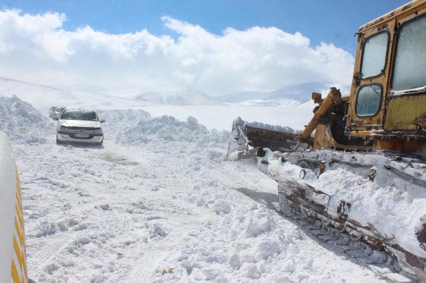 برف و کولاک راه ارتباطی 35 روستای خلخال را مسدود کرد