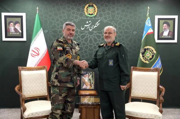 سخنگوی ارتش در دیدار با سخنگوی سپاه: مقابل دشمنی ایستاده‌ایم که هیچ کشوری جرات شلیک یک تیر به آن را نداشت/ وحدت تضمین کننده پیروزی نهایی است