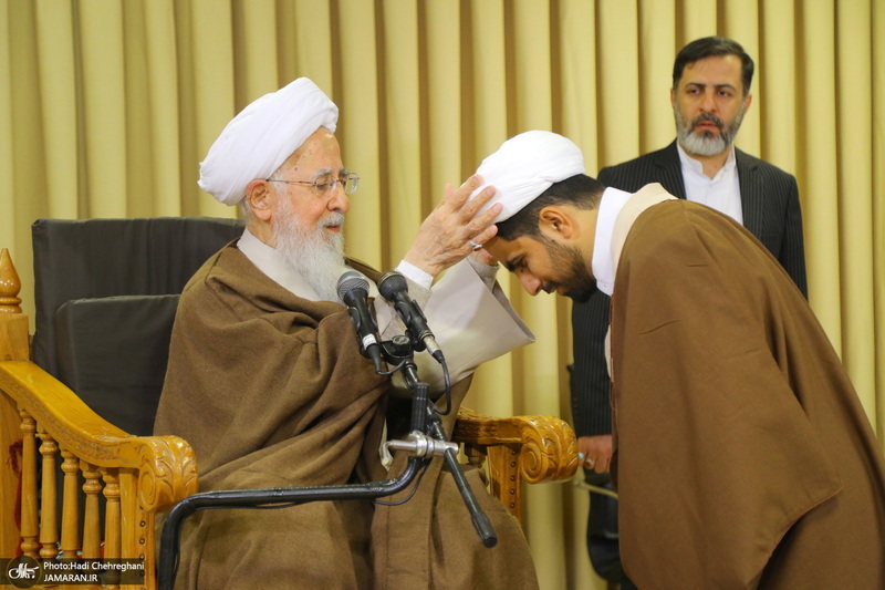 عمامه گذاری طلاب توسط مراجع اعظام تقلید در روز میلاد امام علی (ع)‎