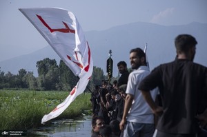عزاداری سنتی کشمیری‌ها روی قایق