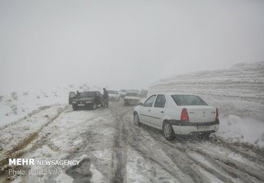 کولاک شدید برجاده های زنجان حاکم شده است