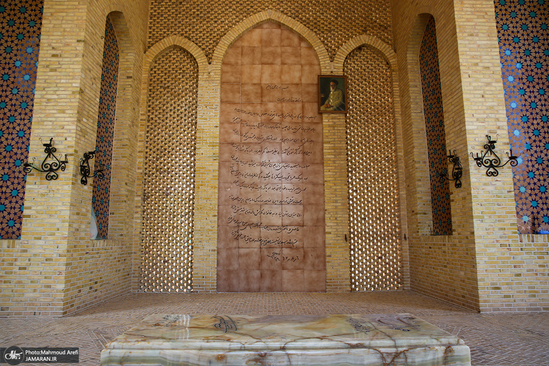 حضور سید محمد خاتمی بر مزار آیت الله سید روح الله خاتمی (ره)