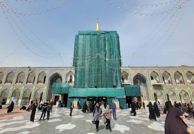 دست مرمت بر روی تزئینات ایوان تاریخی عباسی صحن انقلاب حرم رضوی(ع)