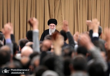 رهبر معظم انقلاب: اینکه در چه مرحله با قدرت‌مداران حرف بزنیم، دست همکاری بدهیم، شمشیر بکشیم در قرآن مشخص است/ با ملتها مشکلی نداریم/ ما در زمینه‌ی عدالت اجتماعی مشکلاتی داریم، راه‌حلش در قرآن است