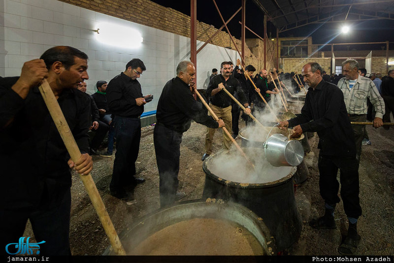 تهیه آش امام حسین(ع) در روستای رحمت‌آباد یزد