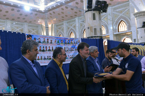 ادای احترام جمعی از خانواده های شهدای مقاومت اسلامی عراق نسبت به حضرت امام(س) 