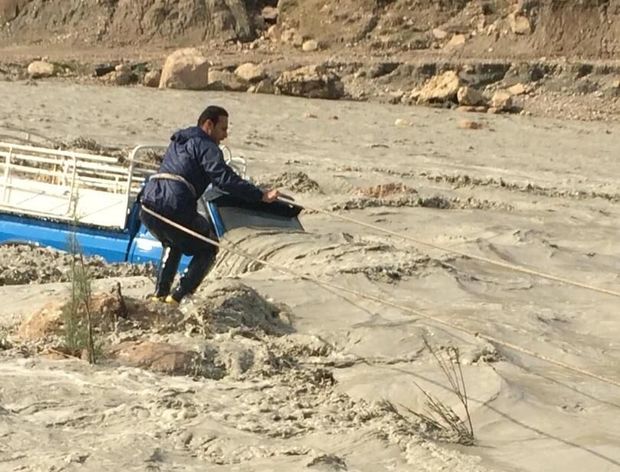 نجات جان راننده خودرو گرفتار در سیلاب رودخانه کازرون
