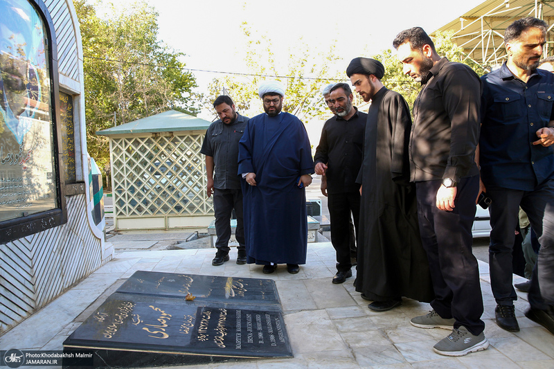 حضور سید احمد خمینی در منزل شهید مصطفی عزیزی در شهر بروجرد