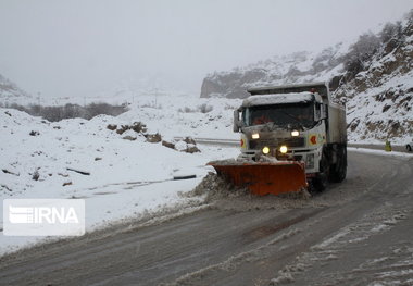 ۴۱ اکیپ راهداری محورهای سقز را برف‌روبی می‌کنند