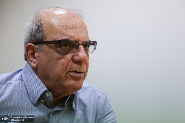 عباس عبدی: اگر در داخل یک گام به سمت مردم بروید، مطمئن باشید در خارج چند گام جلوی شما عقب‌نشینی می‌کنند/ در دوره اصلاحات پایگاه اجتماعی حکومت بالا و پایگاه سیاسی‌اش در مردم قدرتمند بود