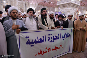 ادای احترام جمعی از طلاب حوزه علمیه نجف اشرف به مقام شامخ امام خمینی (س)