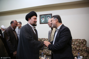 اقامه نمازسید حسن خمینی  بر پیکر شهید حیدری در حرم مطهر امام خمینی (س)