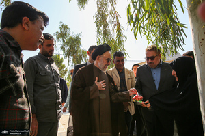 حضور سید محمد خاتمی بر مزار آیت الله سید روح الله خاتمی (ره)