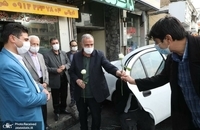 حضور مسجد جامعی در کتابفروشی حافظ و اهدای گل به همسایگان آن (1)