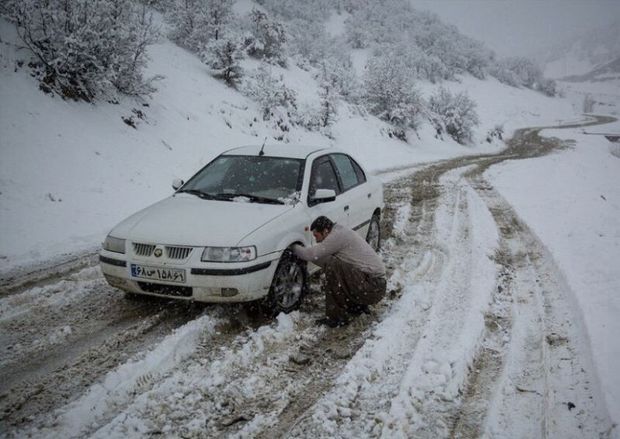 تردد در محورهای ارتباطی کردستان فقط با زنجیر چرخ امکانپذیر است