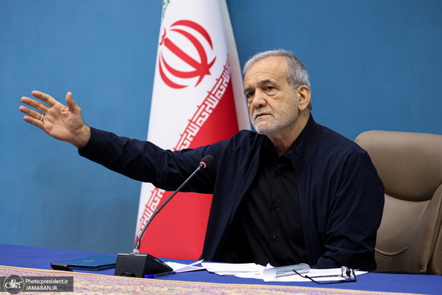 انتقاد پزشکیان از رویکردهای فعلی در نظام آموزشی: متأسفانه تاکنون بسیاری از تصمیمات بر اساس الگوهای فکری بدون مبنا اتخاذ شده‌اند/ دنیا با سرعت در حال حرکت است و اگر ما متوقف شویم، عقب می‌مانیم