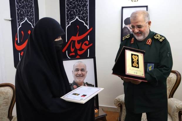 اهدای درجه سپهبدی به خانواده شهید سلامی + عکس