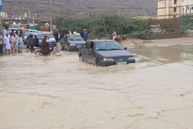 آبگرفتگی معابر در کنارک همچنان ادامه دارد