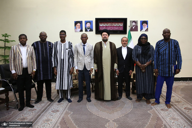 ادای احترام نخست وزیر بورکینافاسو و هیأت همراه نسبت به مقام شامخ بنیان‌گذار جمهوری اسلامی ایران