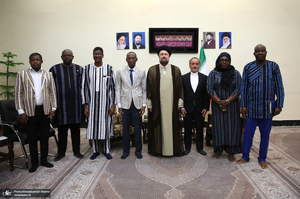 ادای احترام نخست وزیر بورکینافاسو و هیأت همراه نسبت به مقام شامخ بنیان‌گذار جمهوری اسلامی ایران