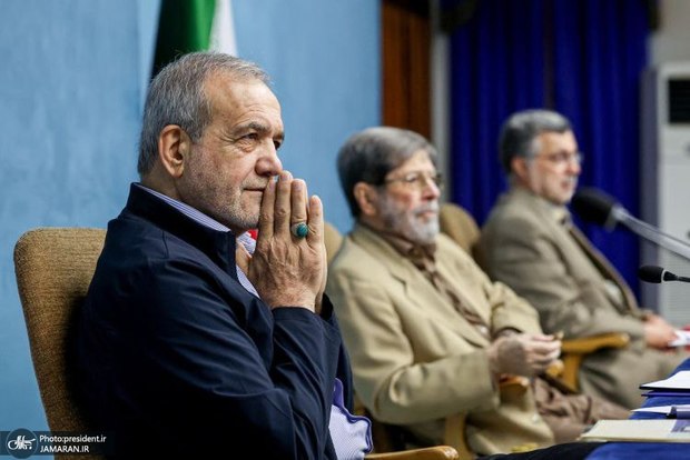 پزشکیان: یکی از مشکلات جدی کشور این است که به جای حل مشکل به دنبال تغییر افراد هستیم/ از ابتدای دولت چهاردهم با تراکم بحران مواجه بوده‌ایم/ اگر مصرف را مدیریت کنیم، کمبود منابع در کشور وجود ندارد