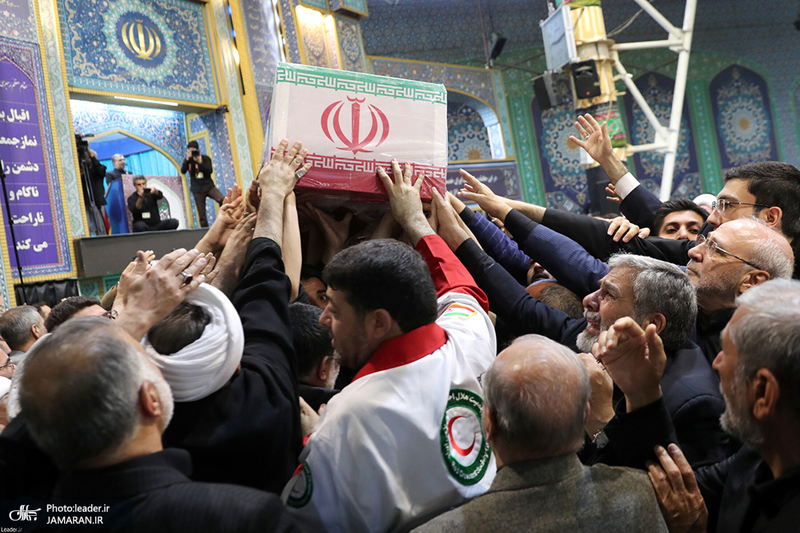 اقامه نماز رهبر معظم انقلاب بر پیکر رئیس جمهوری و یارانش