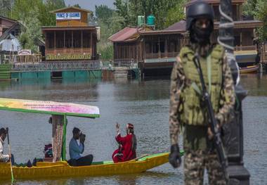 کشمیر؛ سرزمین نفرین شده/ آیا حمله تروریستی اخیر آتش جنگ را روشن می‌کند؟