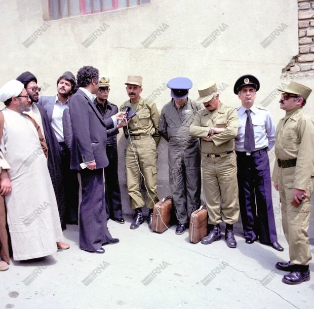 انتشار عکسهای تاریخی: فرماندهان قوای سه گانه ارتش پس از  دیدار با امام خمینی (س) در جماران