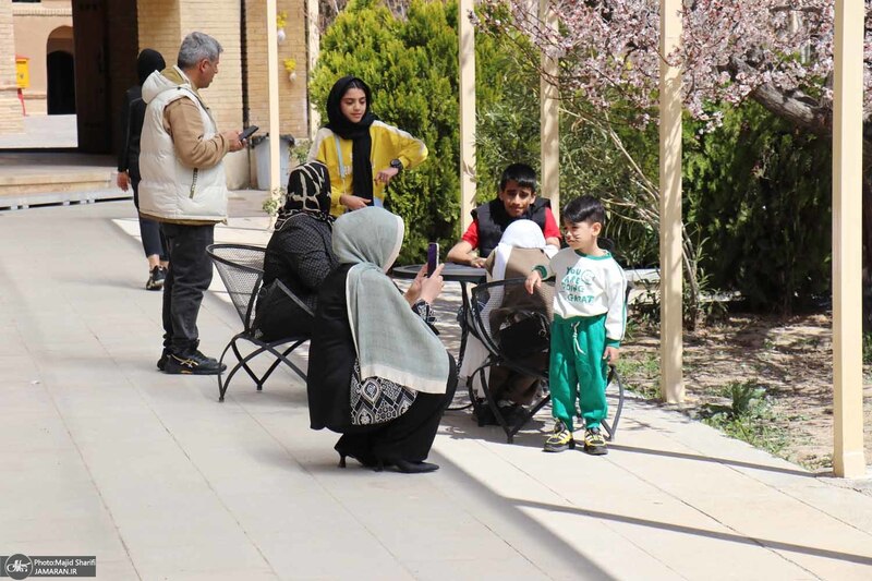 ازدید خانوادگی گردشگران نوروزی از بیت تاریخی حضرت امام در خمین