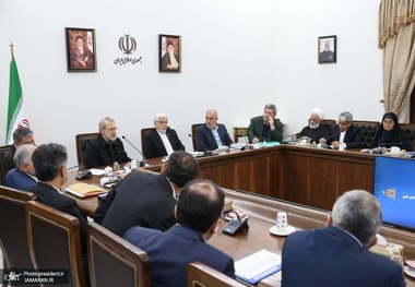 جلسه تدابیر اقتصادی و مدیریتی به ریاست معاون اول رئیس‌جمهور و با حضور دبیر شورای عالی امنیت ملی/ عارف: با عزم ملی می‌توان تاب‌آوری اقتصاد ملی را در برابر فشارهای خارجی افزایش دهیم/ لاریجانی: ضرورت دارد پایداری ملی را در برابر تحریم‌ها افزایش دهیم