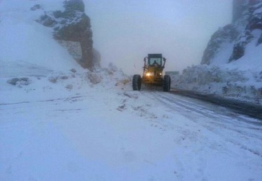 بارش برف و باران سبب لغزندگی جاده های البرز شده است