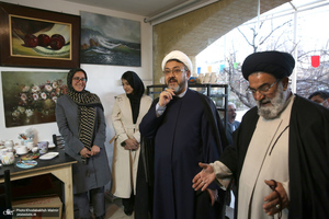 بازدید رئیس موسسه تنظیم و نشر آثار امام خمینی (س) از نمایشگاه عکس «امام دل‌ها‎»  و گذر فرهنگی هفته بر آستان آفتاب