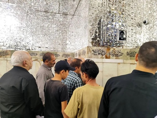 حضور و قرائت فاتحه ظریف بر مزار شهید رییسی + عکس
